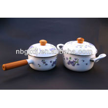 enamel stock pot with wooden knob and handle